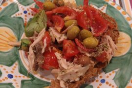 Una freschissima "Caponata" con pomodorini, tonno sott olio, melanzane sott olio,alici salate, olive taggiasche ...origano e basilico fresco