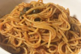 spaghetti with tomato’s, garlic, basil, red pepper, olives