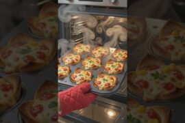 Cheesy Bread Pizza Cups 🍕🧀 | Easy Snack #Shorts