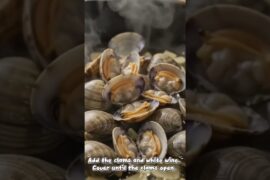 Spaghetti alle Vongole 🇮🇹 | Classic Italian Clam Pasta #shorts #youtubeshorts