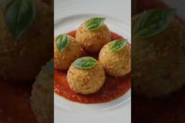 क्रिस्पी, अंदर से चीज़ी |Arancini Recipe: Crispy Italian Rice Balls with D'lecta!#shorts