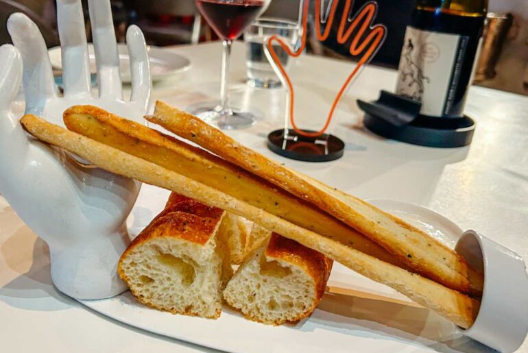 Mano Libera grabs your attention with everything but the food - Review - Miami