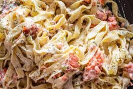 Pasta with salmon, basil and cheese
