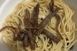 spaghetti with olive oil, pasta water, black pepper, garlic, and v chunk steak..