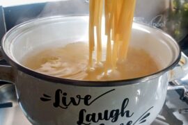 Boiling some local Argentinian spaghetti! 🇦🇷 What's your favorite way to serve them?
