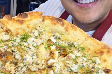 Clam pizza. 72hr CF 65% hydration. KA bf. 550°F par baked, then topped w Pana Pesca cooked clams, Locatelli, parsley, lemon n thai chili flakes.