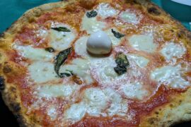 Pizza con mozzarella di bufala a Napoli, Quartieri Spagnoli.