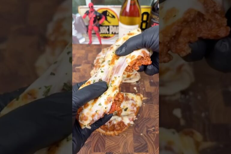 Spaghetti On Garlic Bread!! #food #foodhacks #recipe #shortvideo #cooking