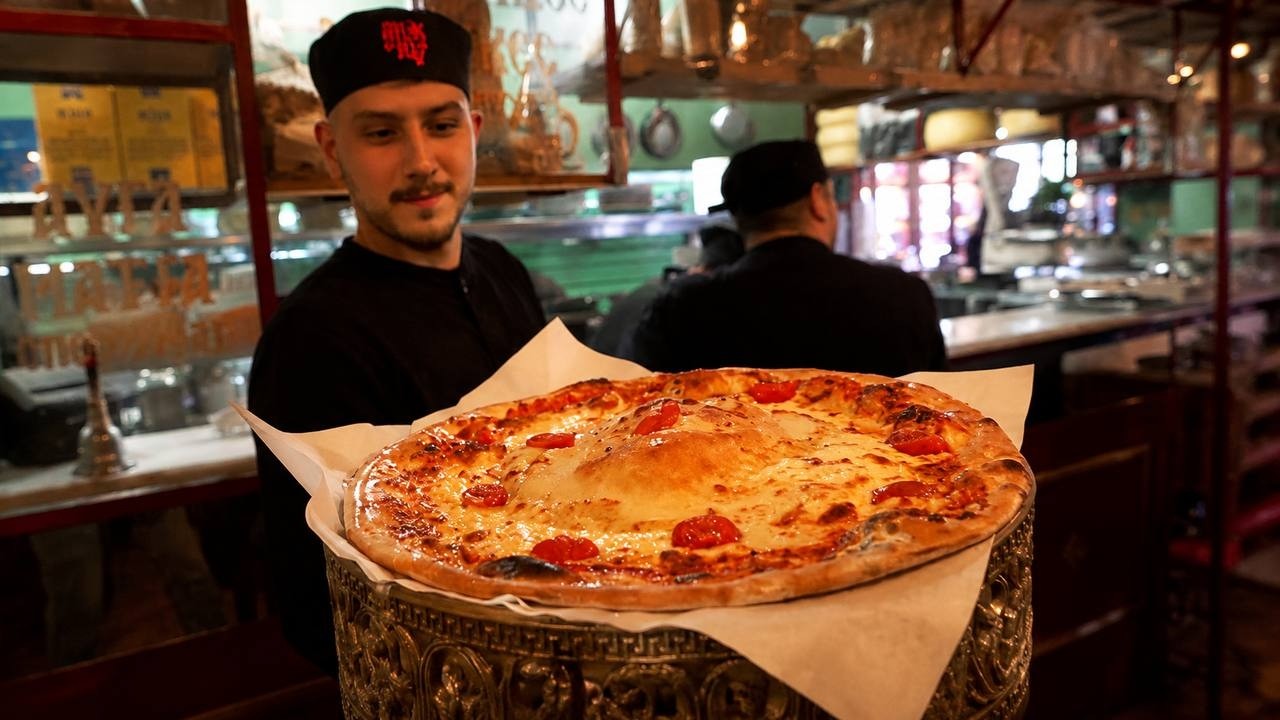 🍕 Italian Pizza in Athens 🇬🇷 | Inside the City’s Most Unique Restaurant! 🍕 Italian Pizza in Athens 🇬🇷 | Inside the City’s Most Unique Restaurant!