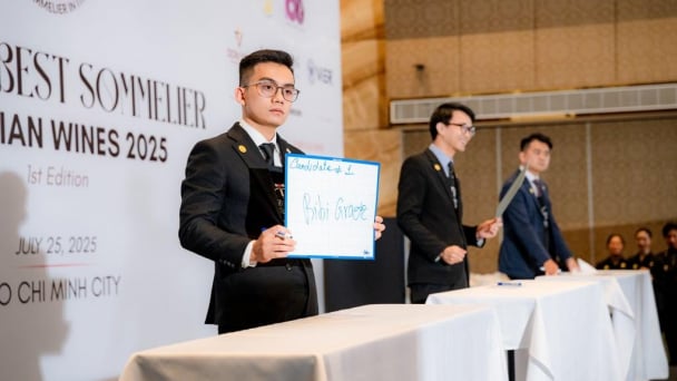 Seeking the best Italian wine server in Vietnam to compete on an Asian scale.