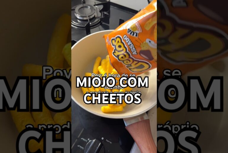 MORANDO SOZINHA 😱😳 FIZ UM MIOJO COM CHEETOS E QUEIJO PARA ALMOÇAR #comendo #receita #ru #miojo