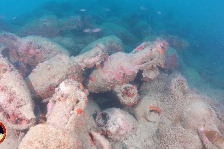 Bottoms up: vast Roman shipwreck filled with ancient wine amphoras discovered near Sicily - The Art Newspaper