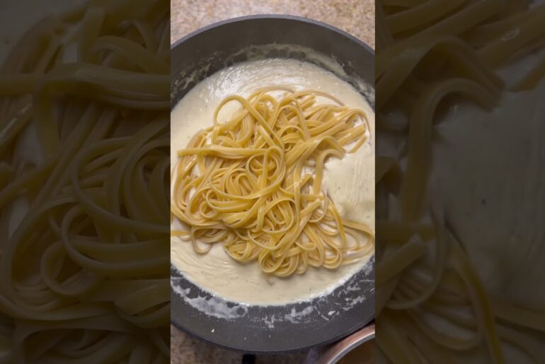 The BEST Homemade Fettuccine Alfredo Recipe 🍝