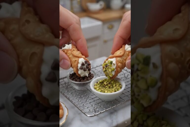 Mini Cooking Italian Cannoli  #shortsfeed #cannoli #ItalianCuisine #italianfood #minicooking  #food