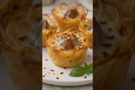 These spaghetti meatball cups turn a classic Italian food into the cutest bite-sized appetizer 👌🏽
