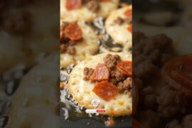 viral meat lovers pizza cheese crisps recipe 🍕🧀 #cooking #recipe #food #shorts #cheese #snacks