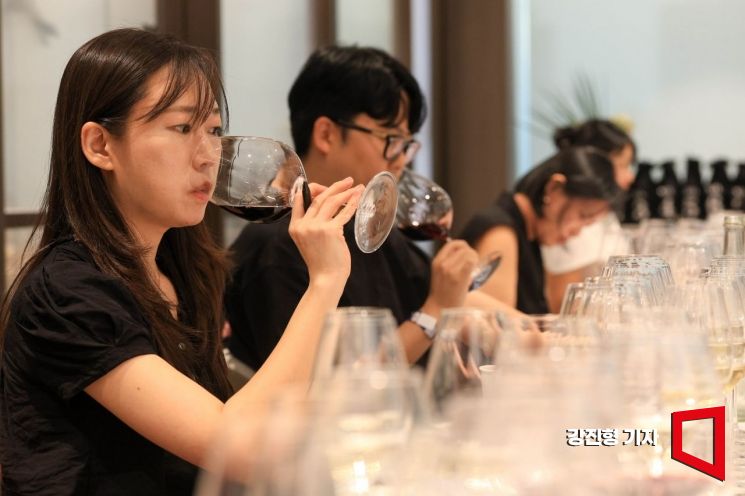 On August 27, at the '2026 Global Wine & Food Trip' held at the Marriott Executive Apartments Park Cafe in Yeouido, Seoul, a judge attending the blind tasting is sampling wine. 2026.8.27 Photo by Kang Jinhyung