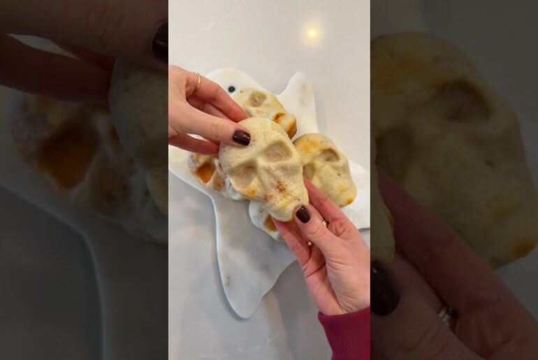 Pizza skulls 🍕💀 #halloween #recipe #asmr #satisfying #spookyseason #pizza #asmrsounds #shorts