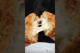 This Italian Cheese Pull Is INSANE! 🧀🔥🇮🇹 #mozzarella #carrozza #cheesepull #cheeselovers #aifood