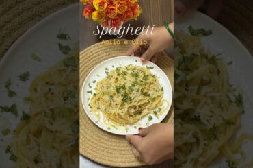 Spaghetti Aglio e Olio🍝| Easy Garlic Pasta Recipe | 10 Min Dinner #spaghetti #shorts #pastarecipe