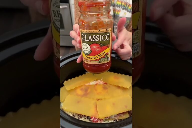 The easiest way to make lasagna is actually in the crockpot 🍝