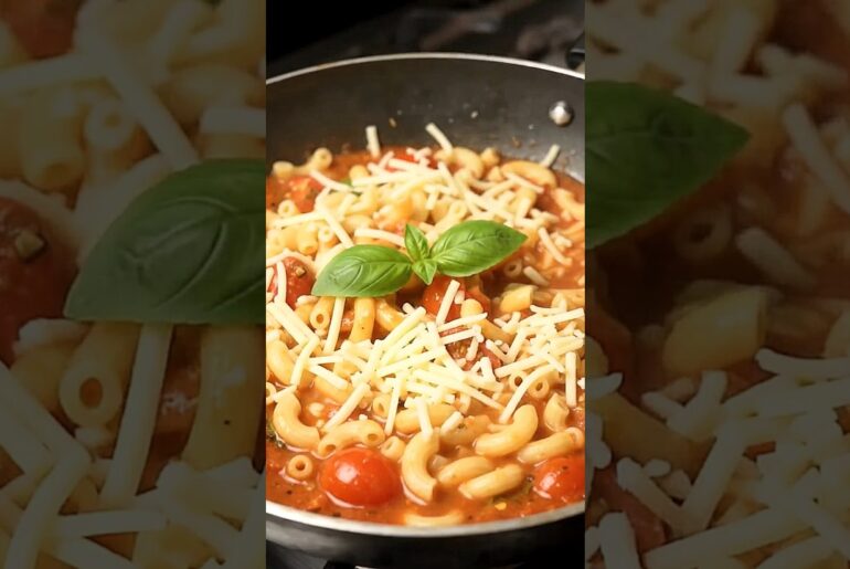 🍝:Cheesy Tomato Sauce Pasta 😍🧀 | Creamy & Cheesy Pasta Recipe | Lubna Ki Rasoi #Shorts