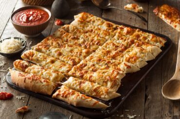 7 Pizza Chains With the Best Cheesy Bread, According to Fans