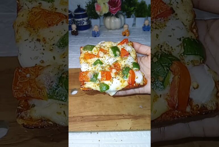 Super Cheesy Bread Mini Pizza Recipe 🍕 Ready in 10 Minutes! #shorts #pizza #streetfood #pizzalover