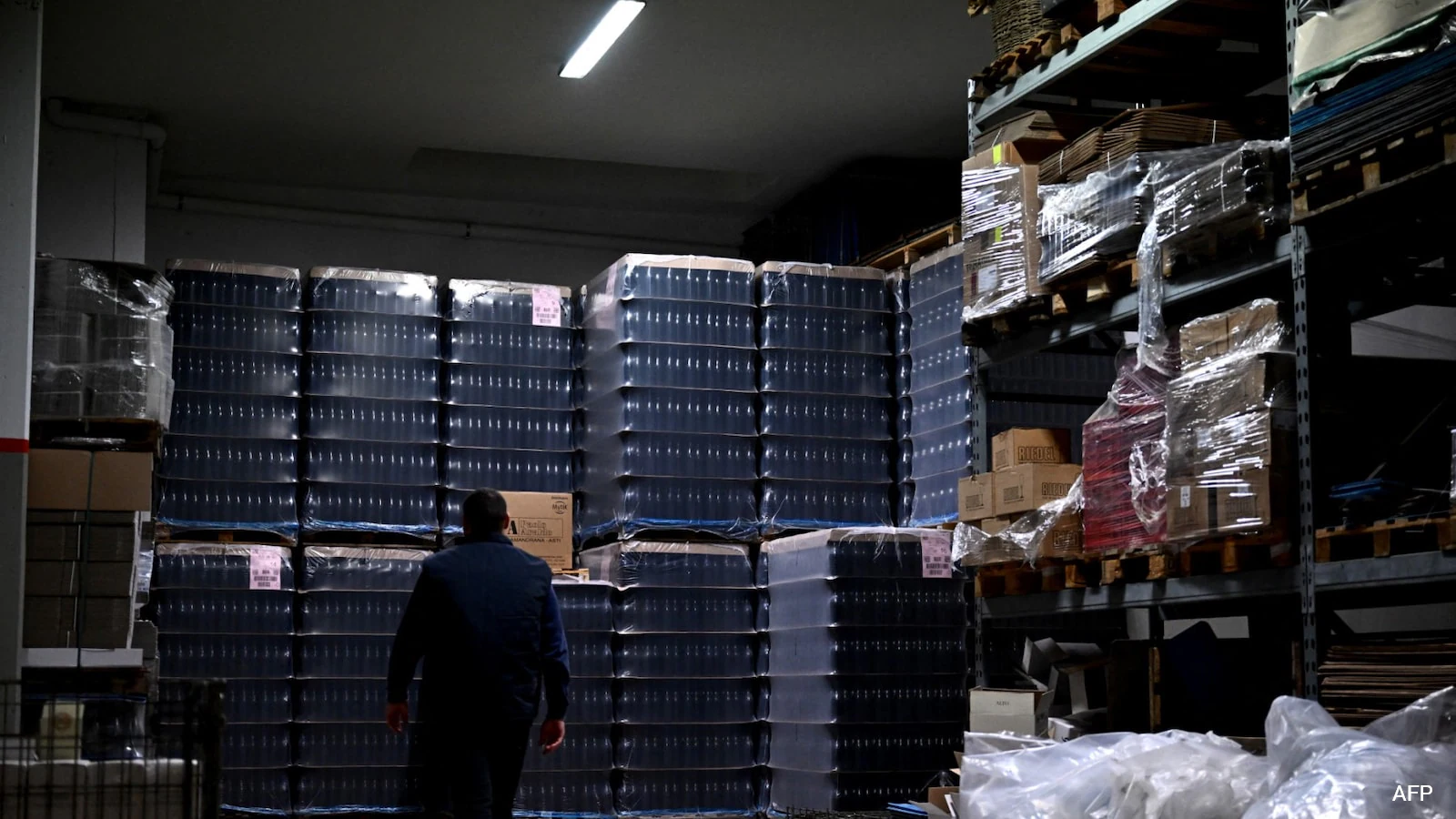 2 Vans, 30,000 Bottles: 6 Thieves Carry Out Italy’s Biggest Wine Robbery 2 Vans, 30,000 Bottles: 6 Thieves Carry Out Italy's Biggest Wine Robbery