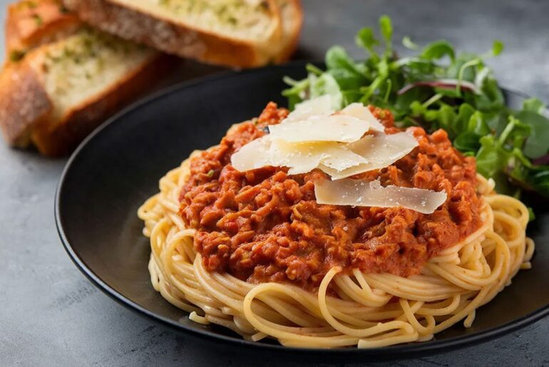 5 Restaurant Chains With the Best Spaghetti and Garlic Bread, According to Diners