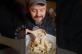 Pasta con nata. Asi es la pasta a la Norcina: nata salchicha, cebolla y queso.